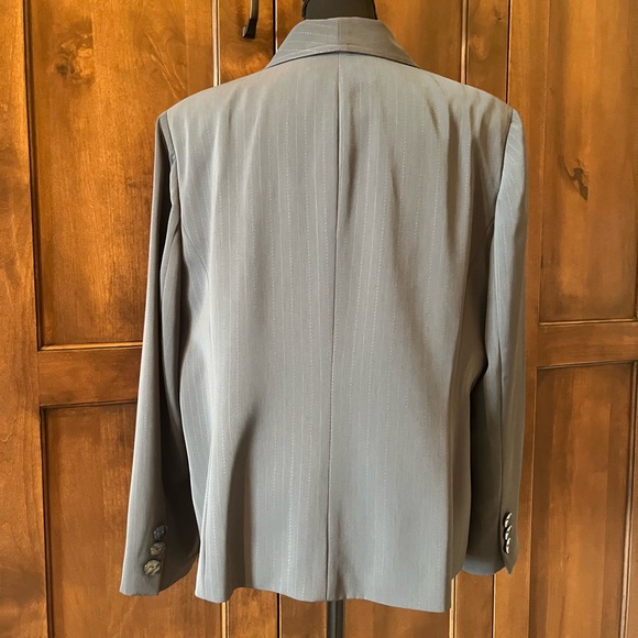 Kasper Gray Women's Two-Piece Suit, Blazer/Jacket with Slacks. Size 16 Petite. - Picture 4 of 13